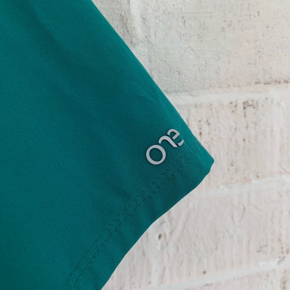 Barco One Green Woman’s Scrub Top with Pocket XL - Picture 4 of 8